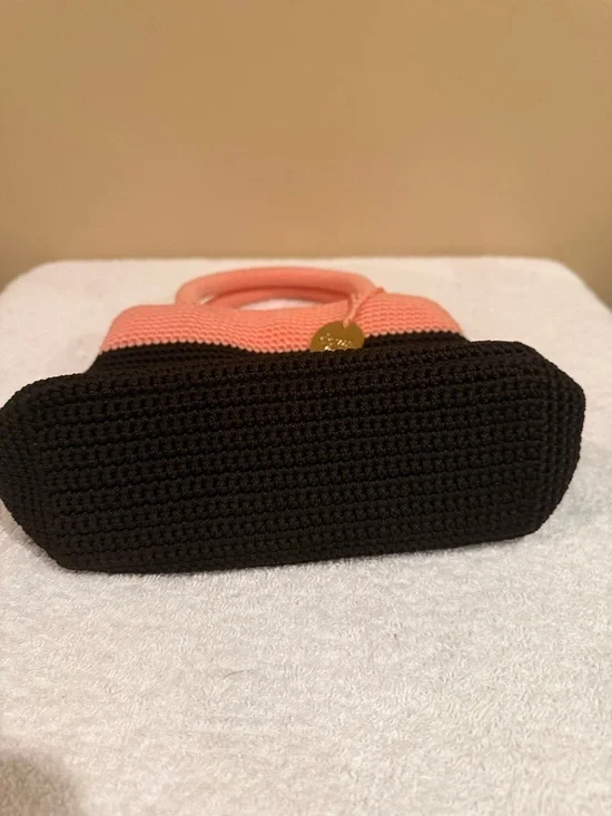 Two-Tone Crochet Tote in Coral Pink and Black 100% Handmade by dowa - Picture 3 of 7